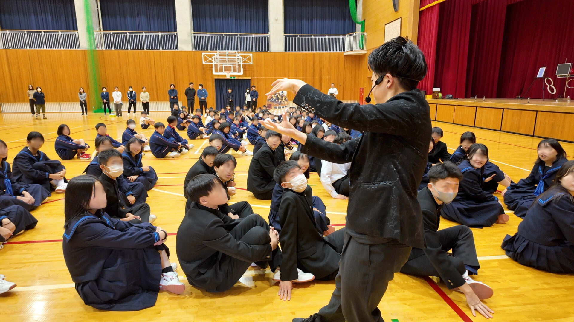 【出張レポート】島根県隠岐・西ノ島小中学校にて芸術鑑賞会マジックショー