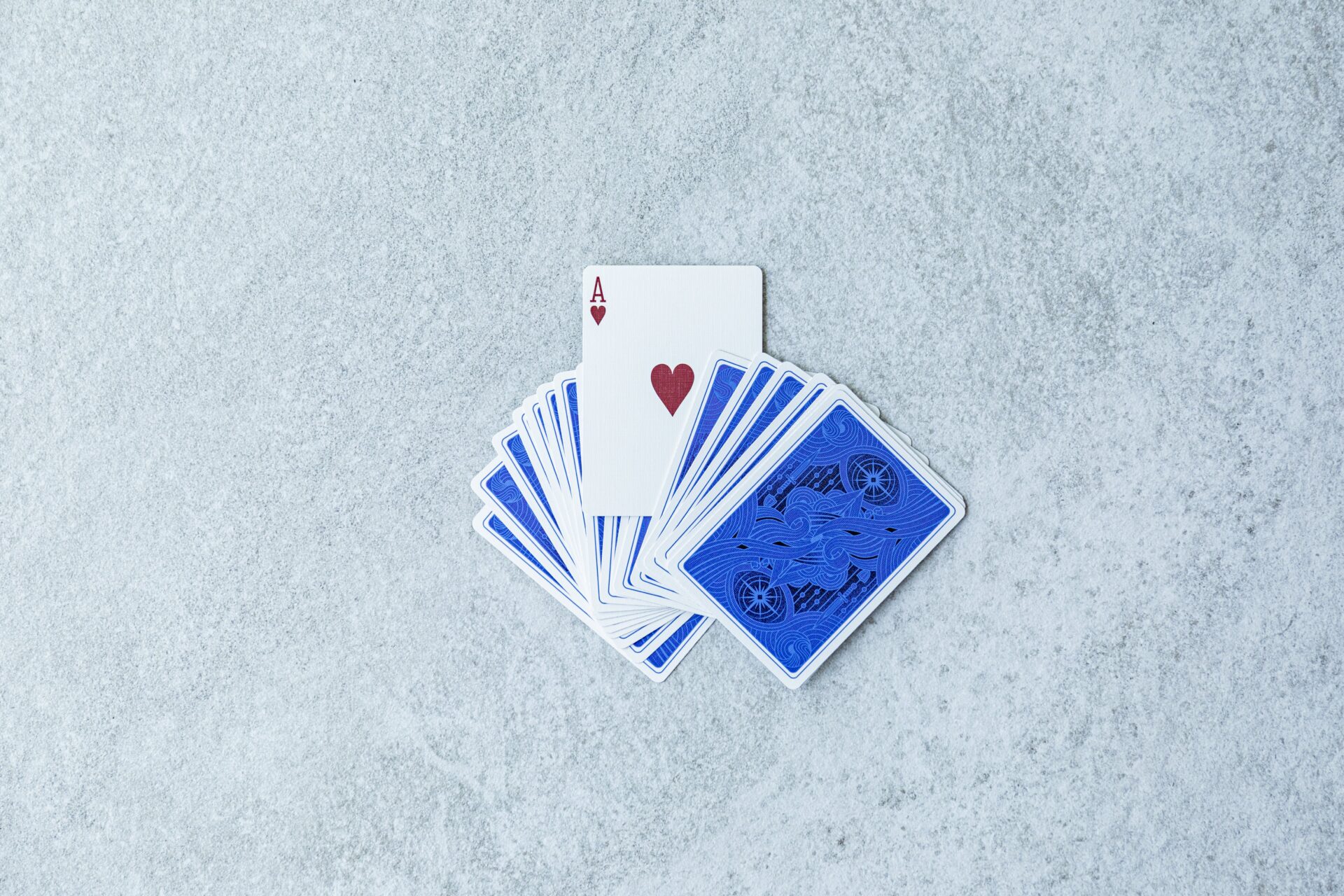 社員旅行や懇親会に最適！少人数でも盛り上がるテーブルマジック演出アイデア