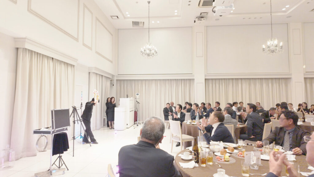 2025年11月14日茨城県土浦市「フラン ベル アムール」にて大きな3枚のトランプを使ったマジックを演じるCrystal Magician® Michel