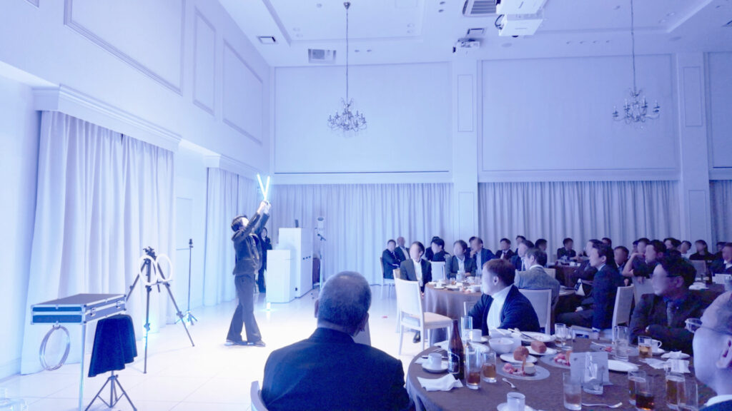 2025年11月14日茨城県土浦市「フラン ベル アムール」にてLEDパフォーマンスを披露するCrystal Magician® Michel