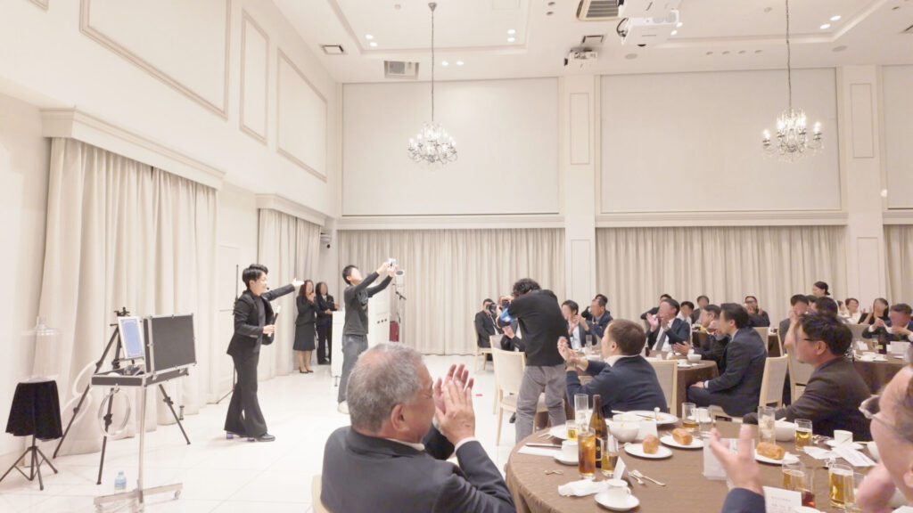 2025年11月14日茨城県土浦市「フラン ベル アムール」にてCrystal Magician® Michelの予言マジックが成功し盛り上がる会場の様子