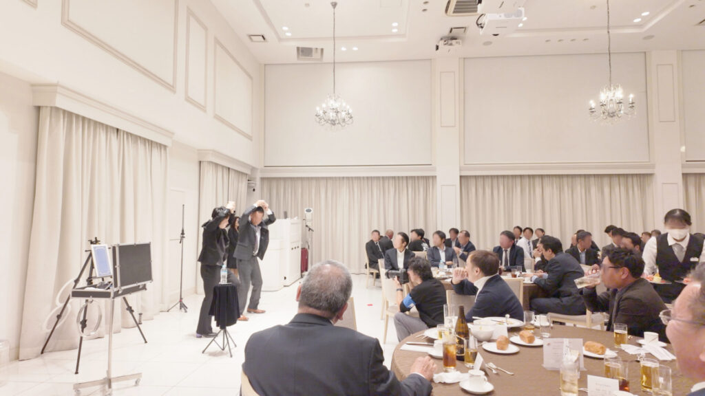 2025年11月14日茨城県土浦市「フラン ベル アムール」にて社長さんとコップの水が消える参加型マジックを披露するCrystal Magician® Michel