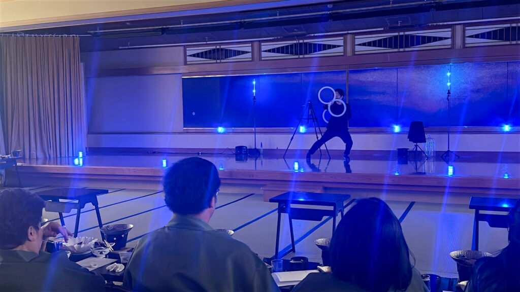 富士山温泉ホテル鐘山苑の宴会場ステージでLEDパフォーマンスとエイトリングを演じるCrystal Magician® Michel