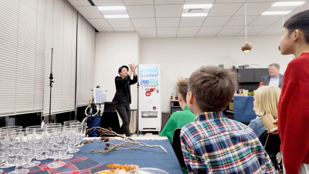 外資系ファンドのファミリーイベントにて水晶玉パフォーマンスを演じるCrystal Magician® Michel