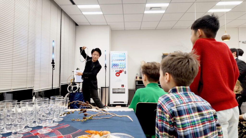 外資系ファンドのファミリーイベントにてLED演出とともにリングマジックを演じるCrystal Magician® Michelの様子