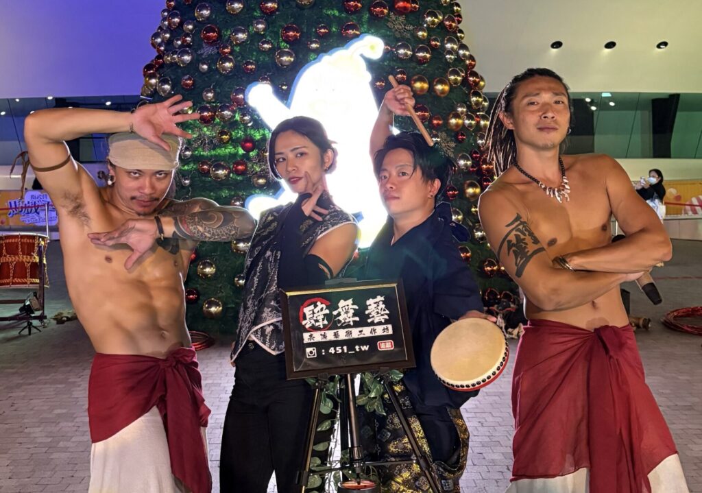 台湾・高雄市のクリスマスイベント「花露露的聖誕樂園」クリスマスツリーに前に立つCrystal Magician® Michelを含む4人のチーム「肆舞藝」のメンバー