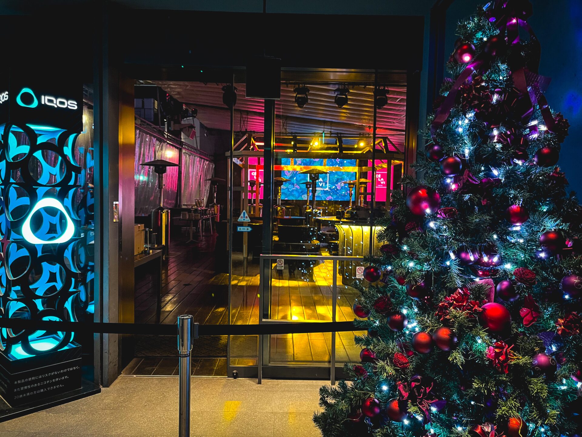 渋谷東急プラザ18階「CÉ LA VI TOKYO」の夜の店内とクリスマスツリー