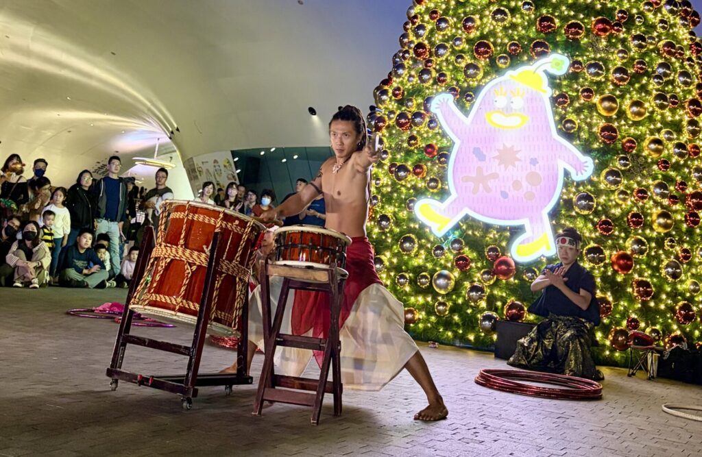 台湾・高雄市のクリスマスイベント「花露露的聖誕樂園」にて太鼓の演技を披露するCrystal Magician® Michelを含む4人のチーム「肆舞藝」のメンバーMacaca