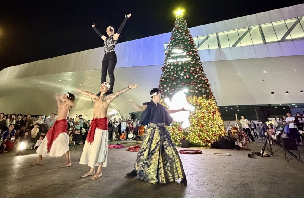 台湾・高雄市のクリスマスイベント「花露露的聖誕樂園」にてアクロバットを披露するCrystal Magician® Michelを含む4人のチーム「肆舞藝」