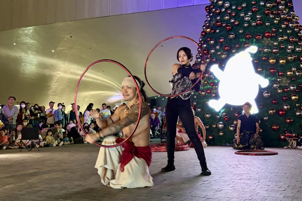 台湾・高雄市のクリスマスイベント「花露露的聖誕樂園」にてフラフープ演技を披露するCrystal Magician® Michelを含む4人のチーム「肆舞藝」のメンバー緑豆と映映