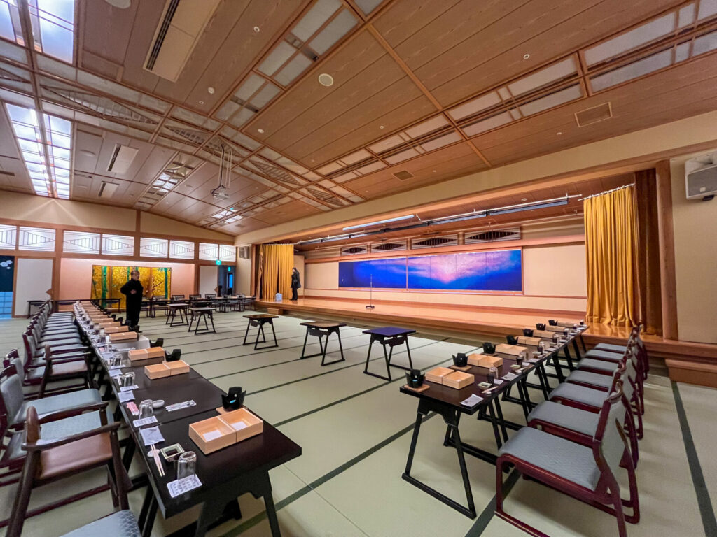 富士山温泉ホテル鐘山苑の宴会場ステージの写真