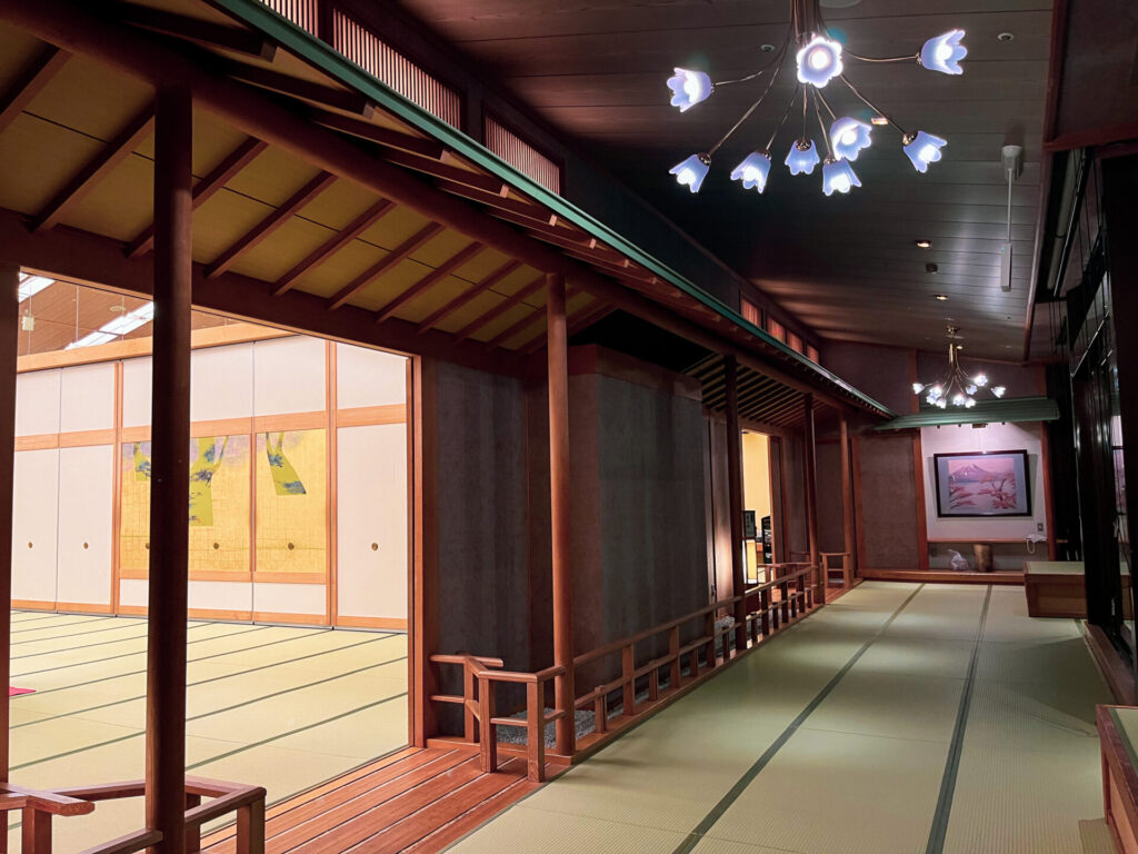 富士山温泉ホテル鐘山苑の宴会場の入り口と廊下