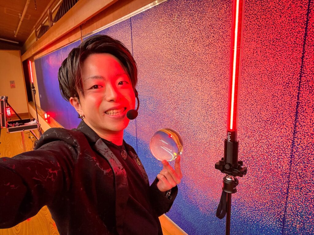 富士山温泉ホテル鐘山苑の宴会場ステージにてLED機材とクリスタルとCrystal Magician® Michel本人