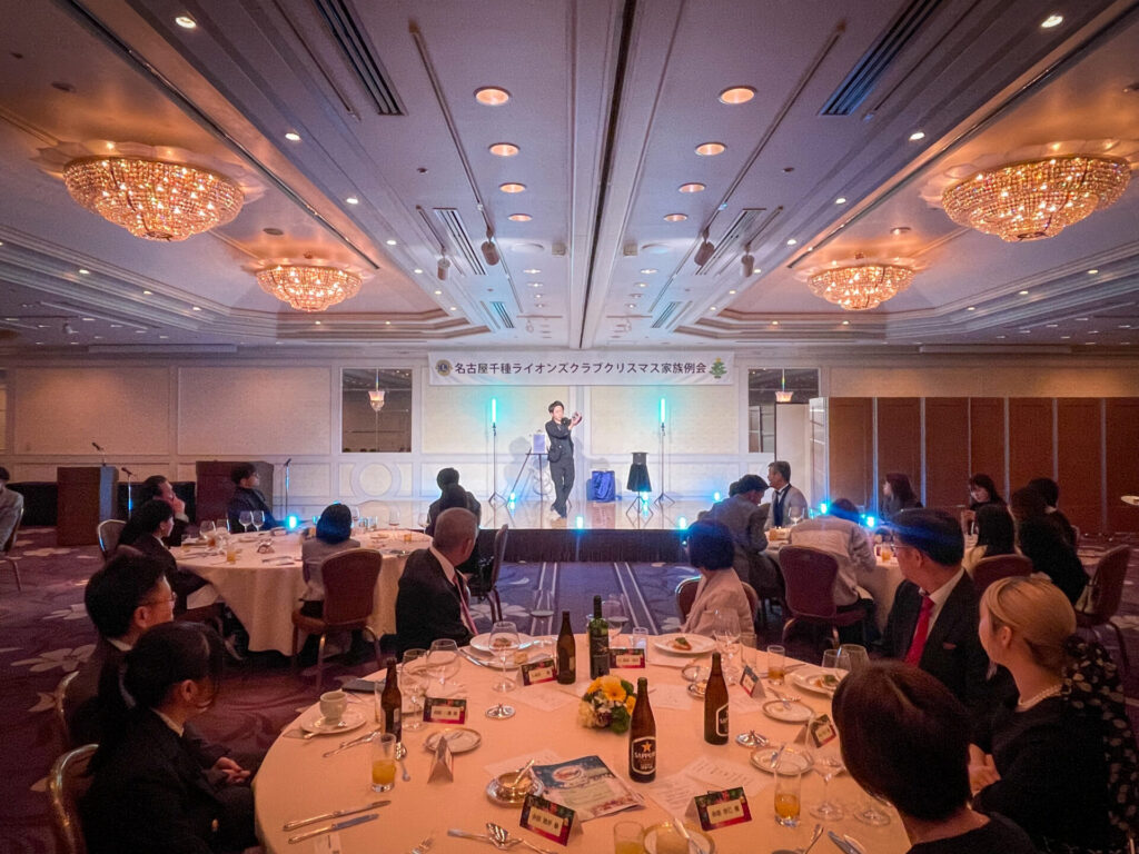 名古屋東急ホテル「雅の間」で千種ライオンズクラブの方々にLEDマジックショーを演じるCrystal Magician® Michel