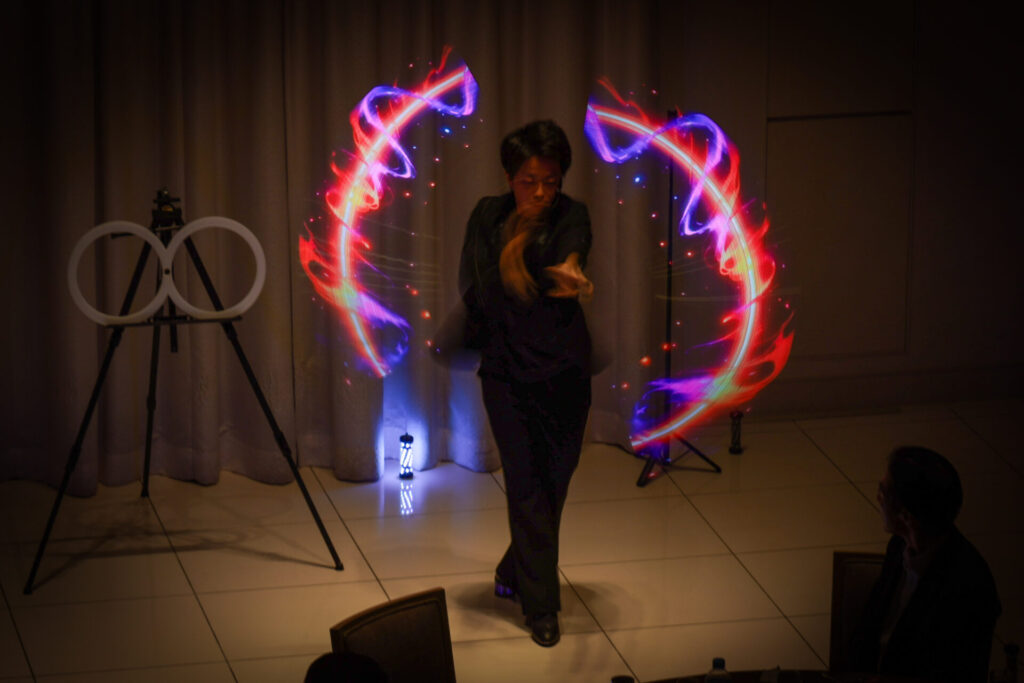 茨城県土浦市の清掃会社美創プランニング30周年記念式典でLEDパフォーマンスで宇宙のビジュアルを描くCrystal Magician® Michel