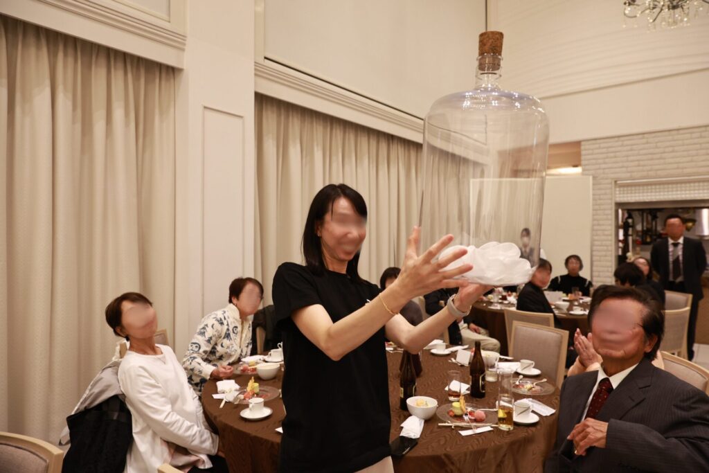 茨城県土浦市の清掃会社美創プランニング30周年記念式典でボトルの中で踊るハンカチを観て驚くゲスト