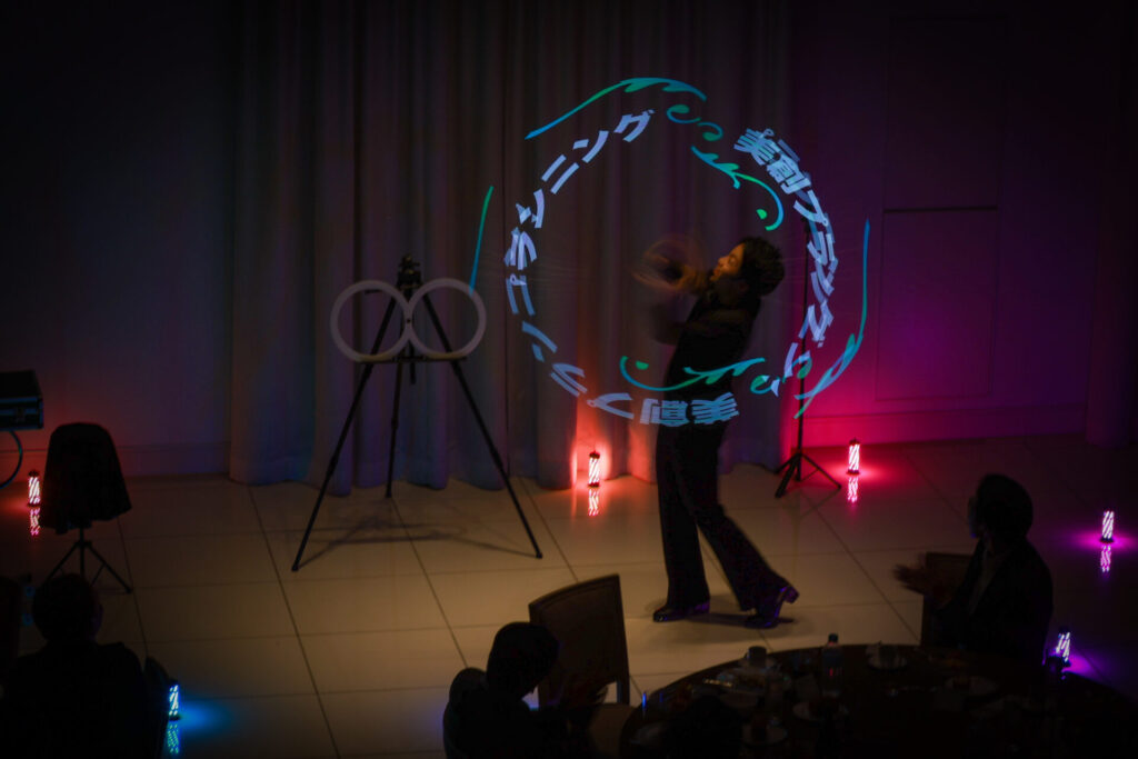 茨城県土浦市の清掃会社美創プランニング30周年記念式典でLEDパフォーマンスで企業名を出現させるCrystal Magician® Michel