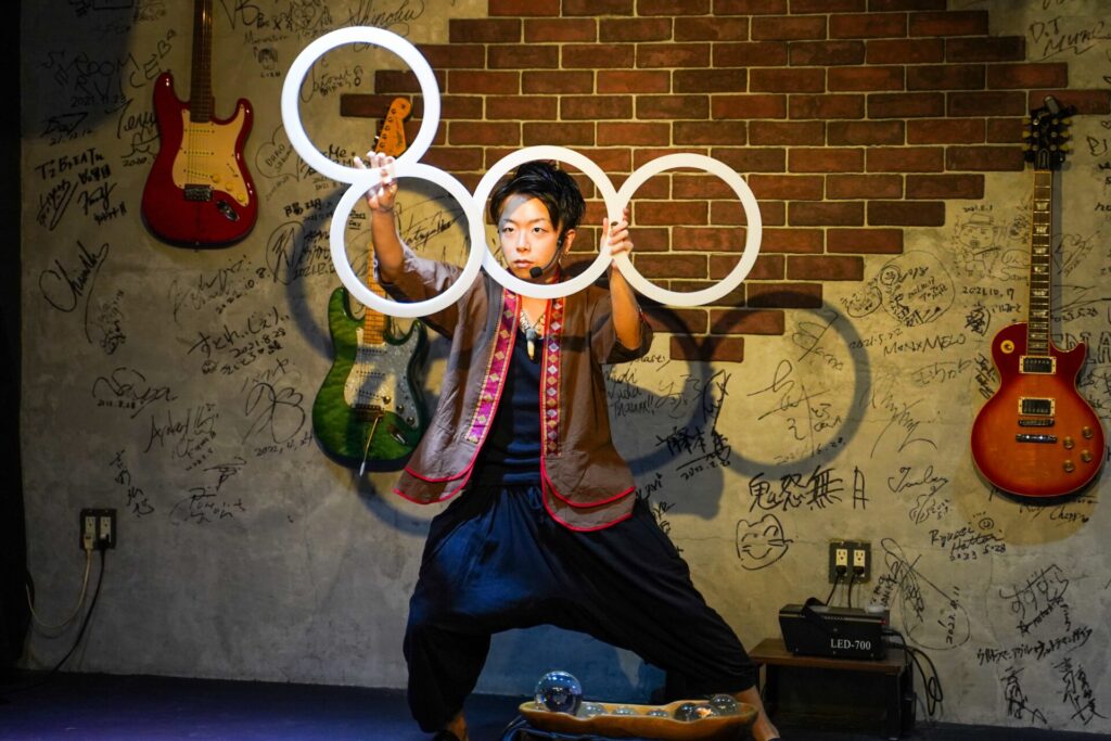 2026/1/7神奈川県茅ヶ崎市Studio ONEにてエイトリングを使ったコンタクトジャグリングを披露するCrystal Magician® Michel