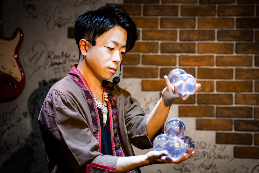 2026/1/7神奈川県茅ヶ崎市Studio ONEにて6個の水晶玉を使ったクリスタルパフォーマンスを演じるCrystal Magician® Michel
