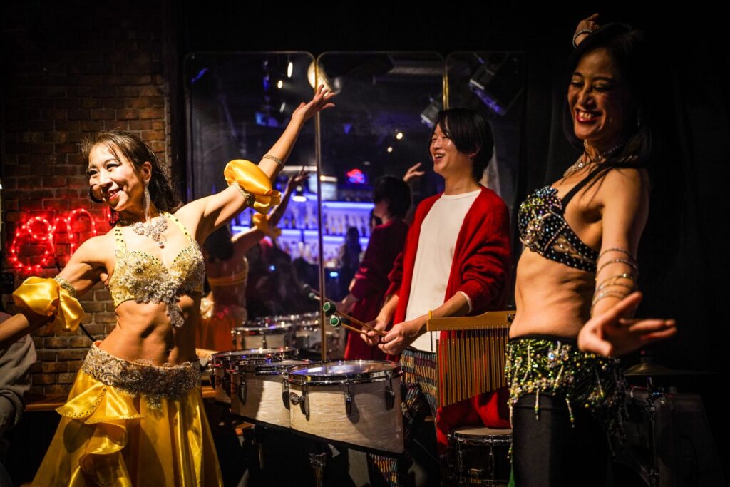 2026/1/7神奈川県茅ヶ崎市Studio ONEにてベリーダンスユニットYuragiとパーカッショニスト野田春希の演奏の様子