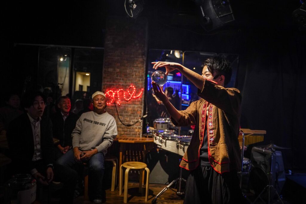 2026/1/7神奈川県茅ヶ崎市Studio ONEにて水晶玉を使ったクリスタルパフォーマンスを披露するCrystal Magician® Michelとそれを観るゲスト