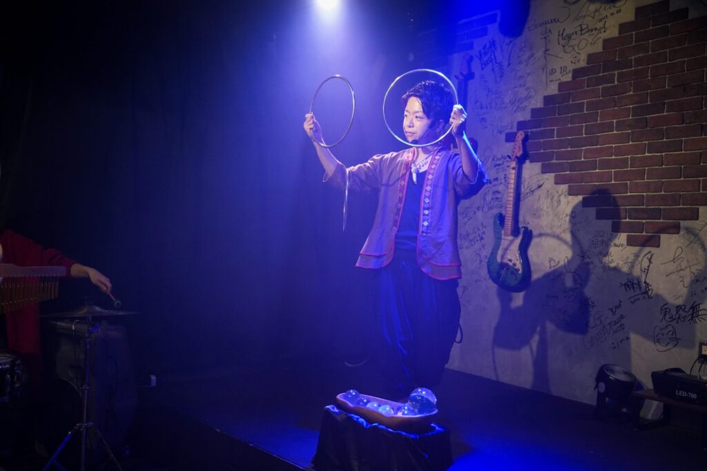 2026/1/7神奈川県茅ヶ崎市Studio ONEにて大きな金属のリングを使ったステージマジックを披露するCrystal Magician® Michel