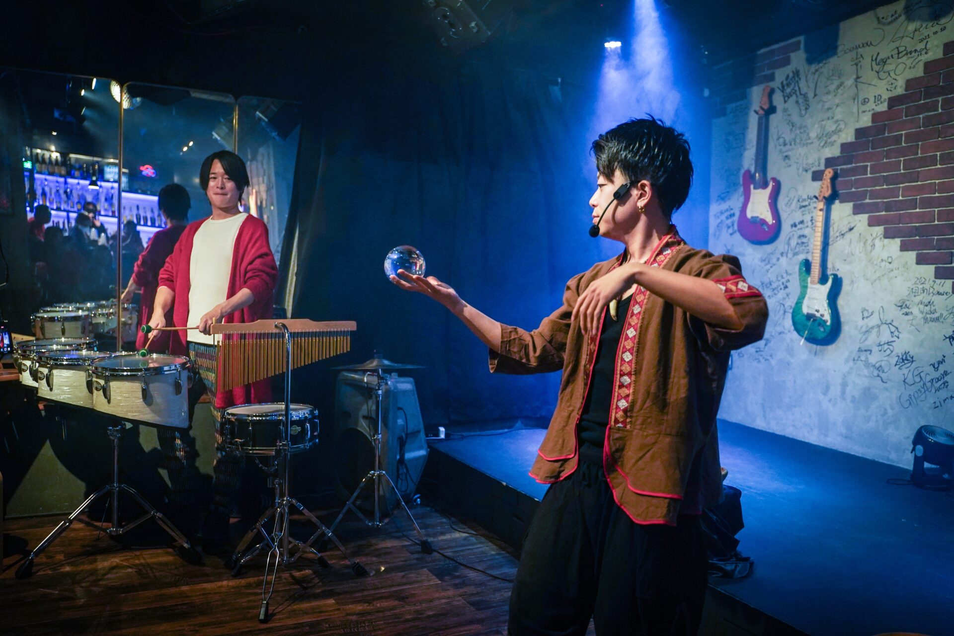 2026/1/7神奈川県茅ヶ崎市Studio ONEにて水晶玉を使ったクリスタルパフォーマンスを披露するCrystal Magician® Michelとそれに合わせて演奏する打楽器奏者
