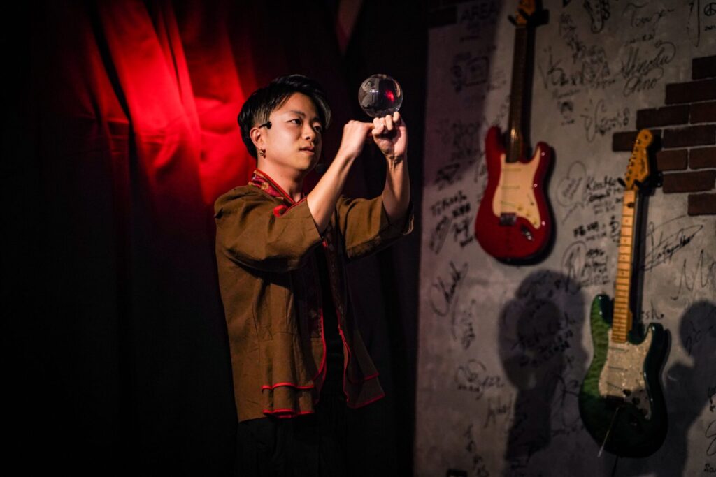 2026/1/7神奈川県茅ヶ崎市Studio ONEにて拳に水晶玉乗せてクリスタルパフォーマンスを披露するCrystal Magician® Michel