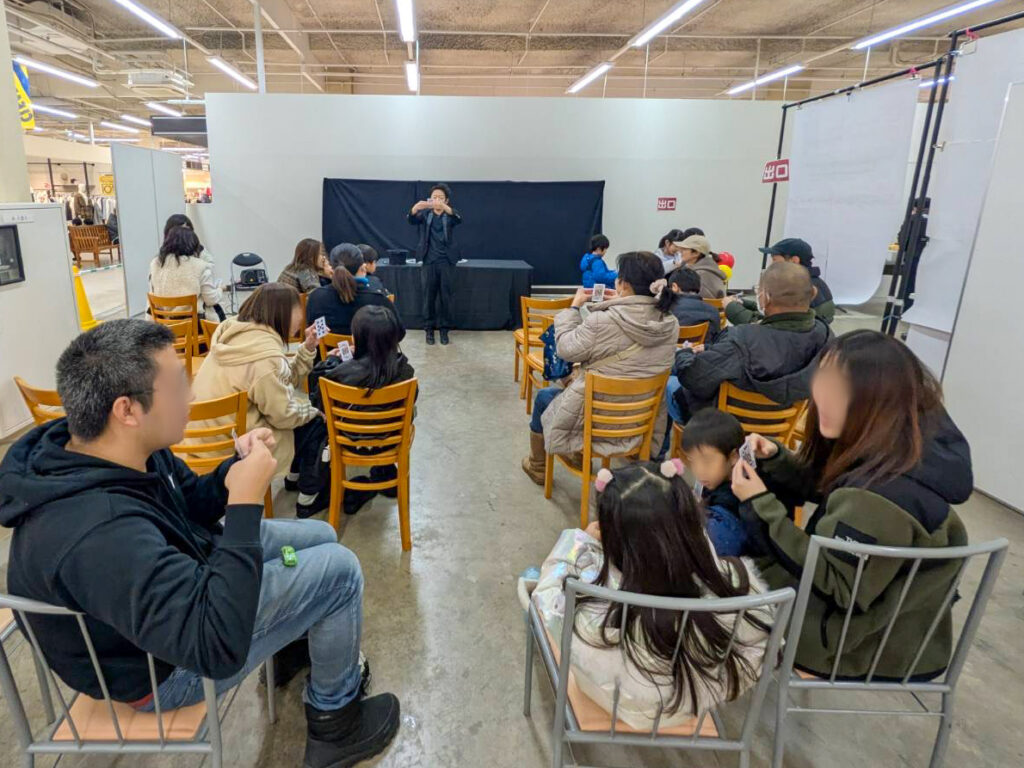 北海道北斗市のイオン上磯での携帯ショップイベントにて、簡単なマジックを会場のお客様にレクチャーするCrystal Magician® Michel