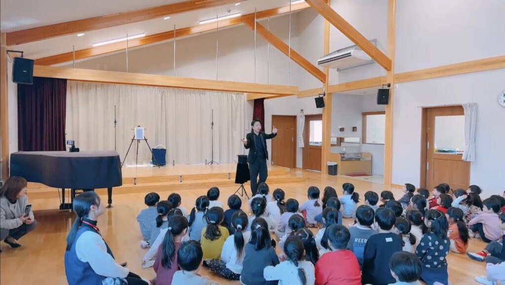 栃木県那須塩原市のひがしなす保育園で水晶玉パフォーマンスを披露するCrystal Magician® Michelとそれを観る子どもたち