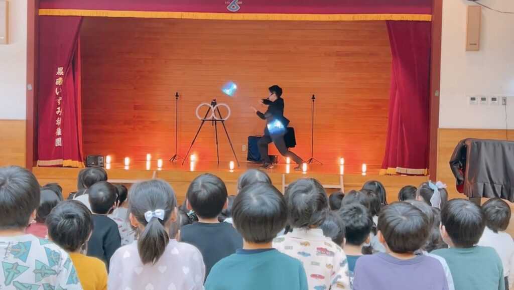 栃木県那須塩原市の黒磯いずみ幼稚園でLEDショーを演じるCrystal Magician® Michelと盛り上がる子どもたち