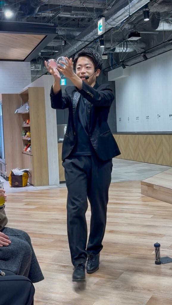 株式会社テラスカイ・テクノロジーズのオフィスで開かれた5周年記念イベントにて、2つの水晶玉を使ったパフォーマンスを演じるCrystal Magician® Michel