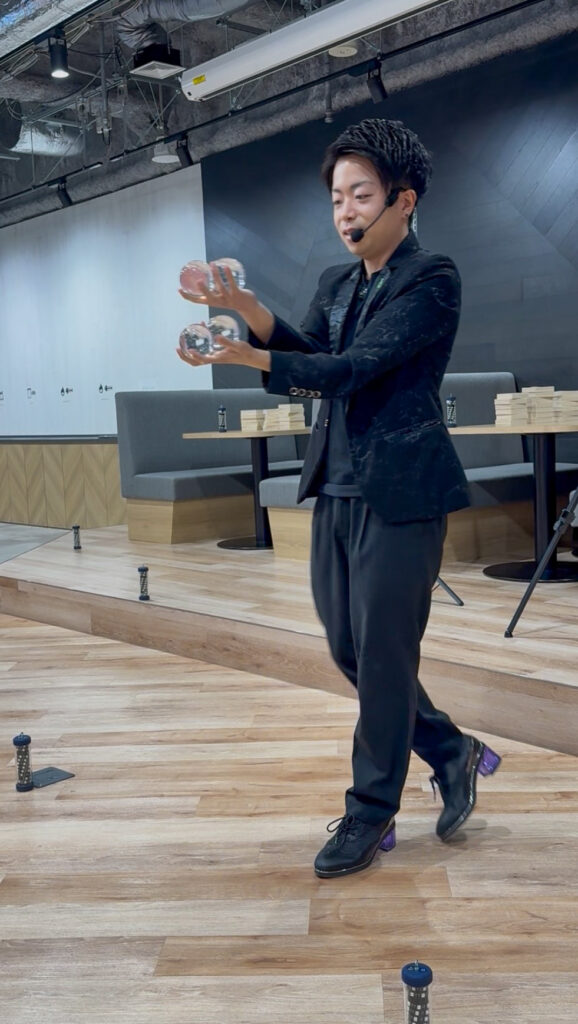 株式会社テラスカイ・テクノロジーズのオフィスで開かれた5周年記念イベントにて、4つの水晶玉を使ったパフォーマンスを演じるCrystal Magician® Michel