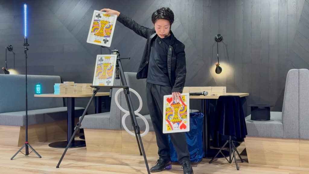 株式会社テラスカイ・テクノロジーズのオフィスで開かれた5周年記念イベントにて、LED演出と共に大きなトランプを使ったステージマジックを演じるCrystal Magician® Michel