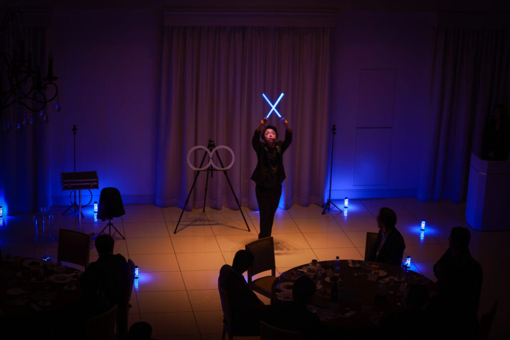 茨城県土浦市の清掃会社美創プランニング30周年記念式典でLEDパフォーマンスで白い光を交差させるCrystal Magician® Michel