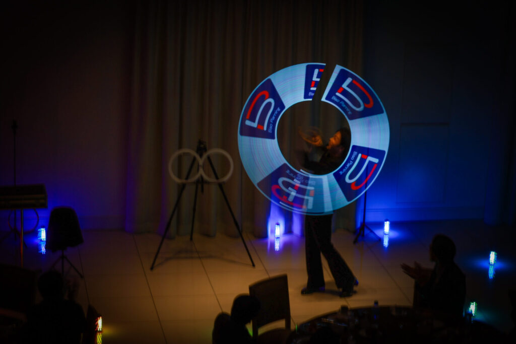 茨城県土浦市の清掃会社美創プランニング30周年記念式典でLEDパフォーマンスで企業のロゴを出現させるCrystal Magician® Michel