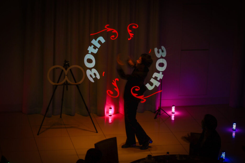 茨城県土浦市の清掃会社美創プランニング30周年記念式典でLEDパフォーマンスで30thのロゴを出現させるCrystal Magician® Michel