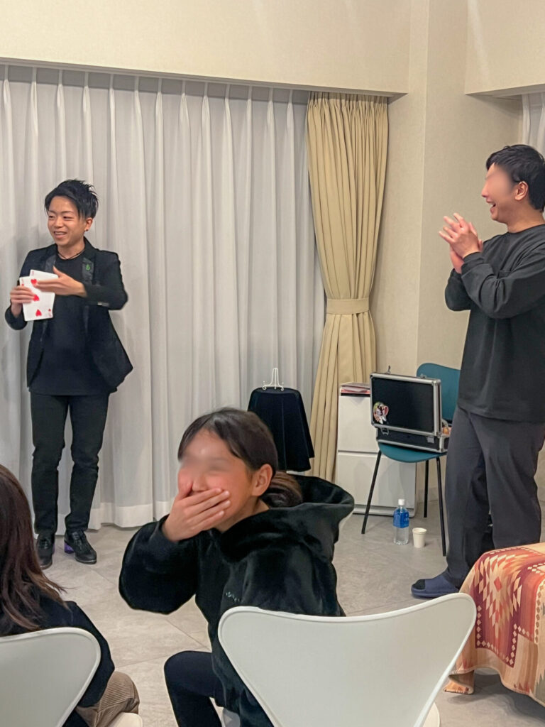 2026年2月7日、茅ヶ崎市のマルソルCSビーチホテル様のプライベートショーにて、ゲストと共にカードの予言マジックを披露するCrystal Magician® Michel