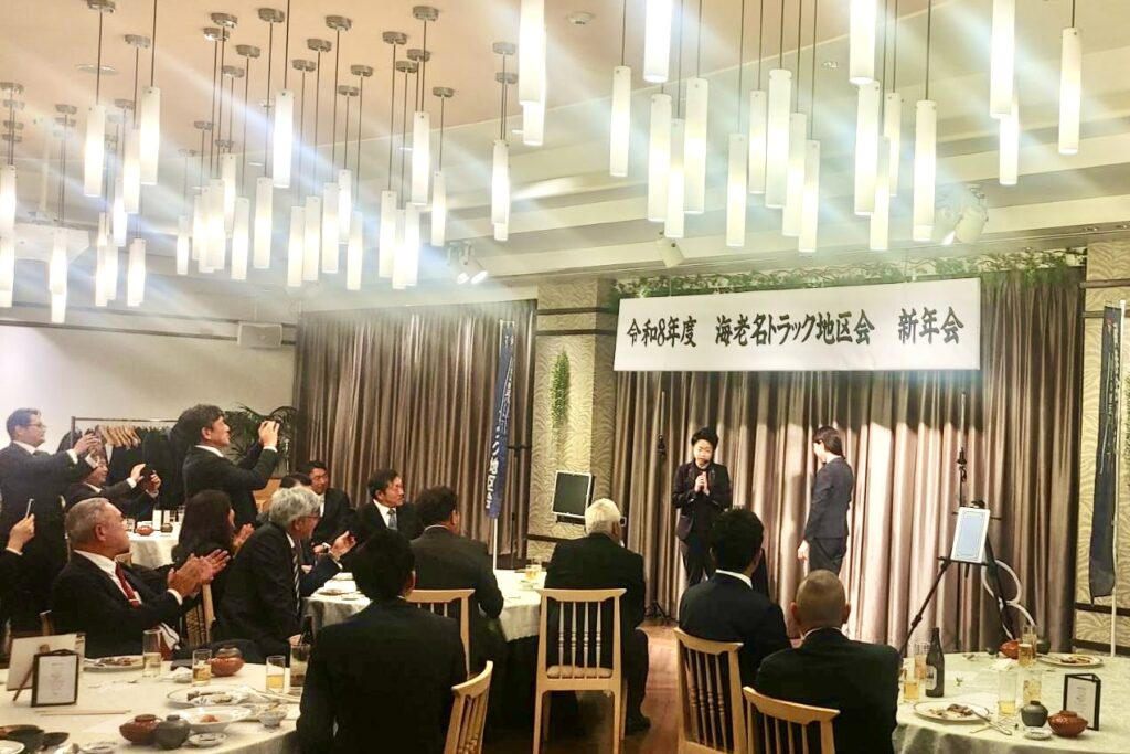 2026年2月2日、ザ・ウィングス海老名で開かれた海老名トラック地区会新年会にてゲスト参加型でマジックを進行するCrystal Magician® Michel