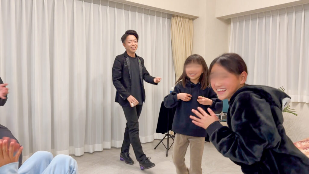 2026年2月7日、茅ヶ崎市のマルソルCSビーチホテル様のプライベートショーにて、子どもたちに参加してもらうマジックを演じたCrystal Magician® Michelと笑顔で驚く子どもたち