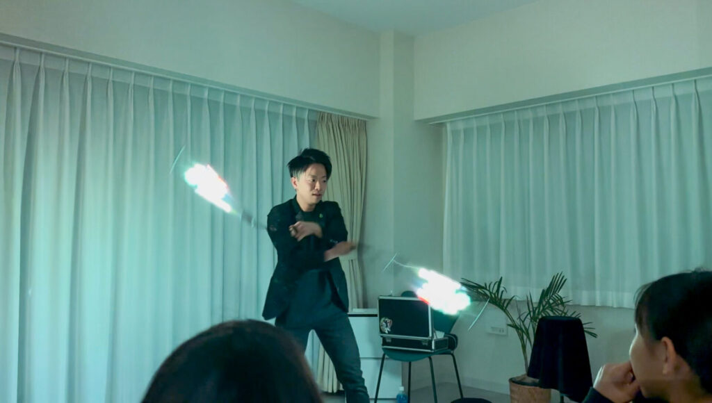 2026年2月7日、茅ヶ崎市のマルソルCSビーチホテル様のプライベートショーにて、LEDパフォーマンスでお花のグラフィックを出現させるCrystal Magician® Michel