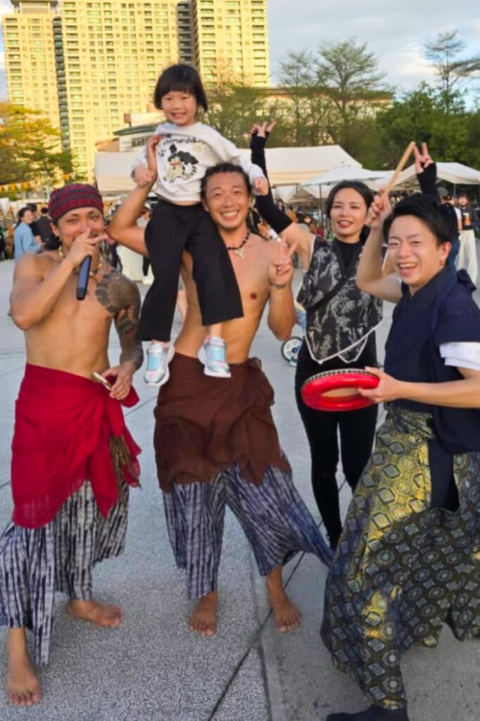 2026年3月2日、台湾・高雄の高雄市立美術館にて開催された「小人類市集 森光拾印」にてショーを見てくれたお子様と写真を撮る「肆舞藝」のメンバー