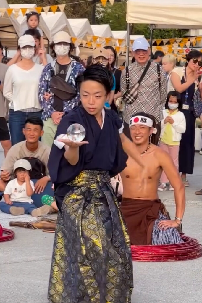 2026年3月2日、台湾・高雄の高雄市立美術館にて開催された「小人類市集 森光拾印」にて中央エリアで水晶玉パフォーマンスを演じるCrystal Magician® Michel