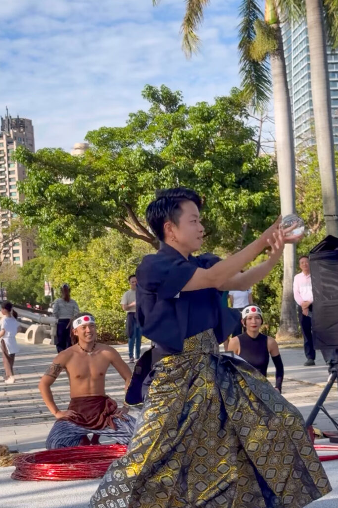 2026年3月2日、台湾・高雄の高雄市立美術館にて開催された「小人類市集 森光拾印」にて南国の木々を背景に水晶玉パフォーマンスを演じるCrystal Magician® Michel