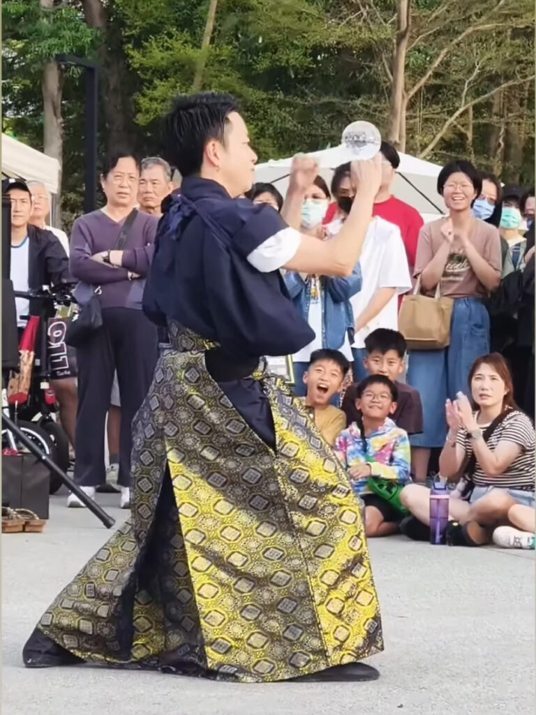 2026年3月2日、台湾・高雄の高雄市立美術館にて開催された「小人類市集 森光拾印」にて水晶玉パフォーマンスを演じるCrystal Magician® Michelと盛り上がる観客の方々