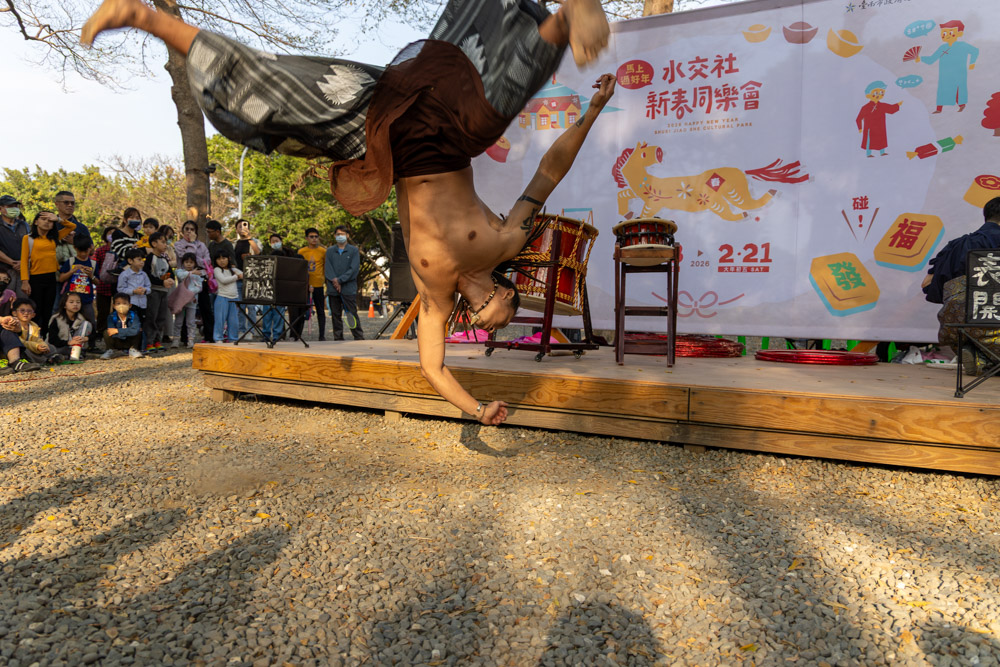 2026年2月19日、台湾・台南市南区にある歴史文化施設「水交社文化園区」にて開催された春節イベント「水交社新春同樂會」での肆舞藝によるアクロバットパフォーマンス