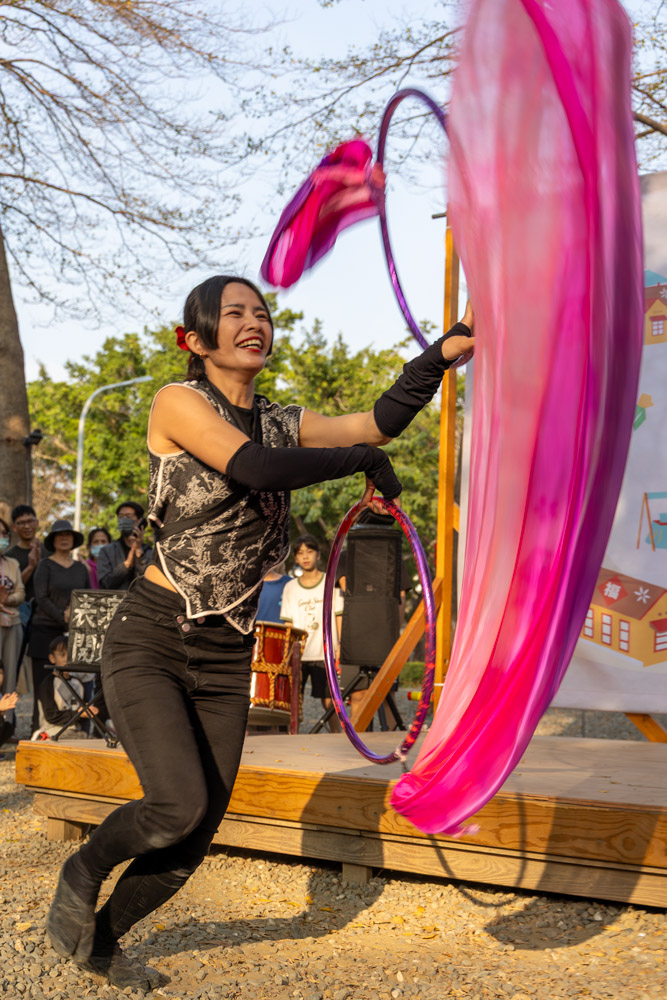 2026年2月19日、台湾・台南市南区にある歴史文化施設「水交社文化園区」にて開催された春節イベント「水交社新春同樂會」での肆舞藝によるフラフープのパフォーマンス