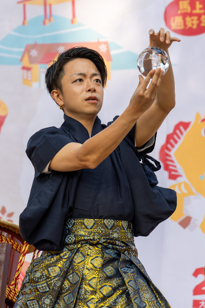 2026年2月19日、台湾・台南市南区にある歴史文化施設「水交社文化園区」にて開催された春節イベント「水交社新春同樂會」での肆舞藝として水晶玉を演じるCrystal Magician® Michel