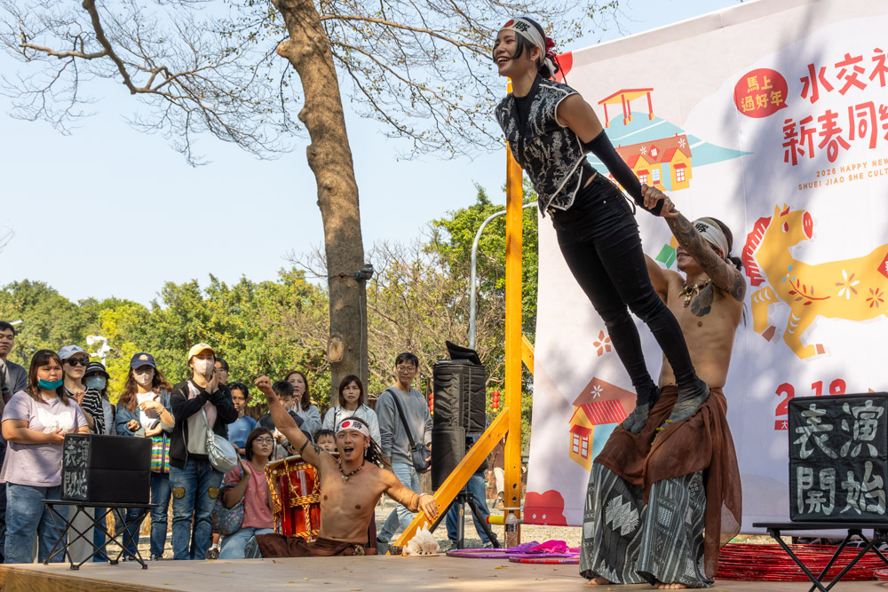 2026年2月19日、台湾・台南市南区にある歴史文化施設「水交社文化園区」にて開催された春節イベント「水交社新春同樂會」での肆舞藝による２人組での組み技パフォーマンスと拍手をする観客