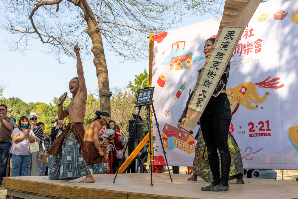 2026年2月19日、台湾・台南市南区にある歴史文化施設「水交社文化園区」にて開催された春節イベント「水交社新春同樂會」のステージで演技終了後に挨拶する肆舞藝の４人